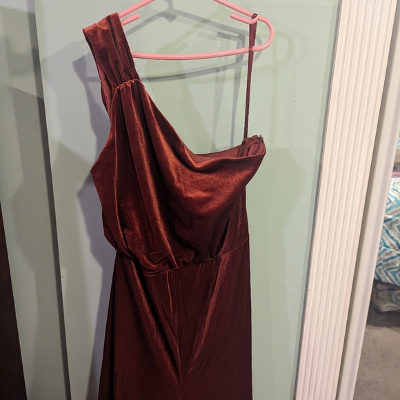 🔥NWT:🔥Large (L) Banana Republic Maroon Velvet One shoulder jumpsuit - Picture 3 of 6